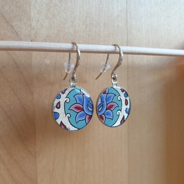 Upplyst blomma och arabeska &ouml;rh&auml;ngen gr&ouml;nt/silver/bl&aring;tt/rosa