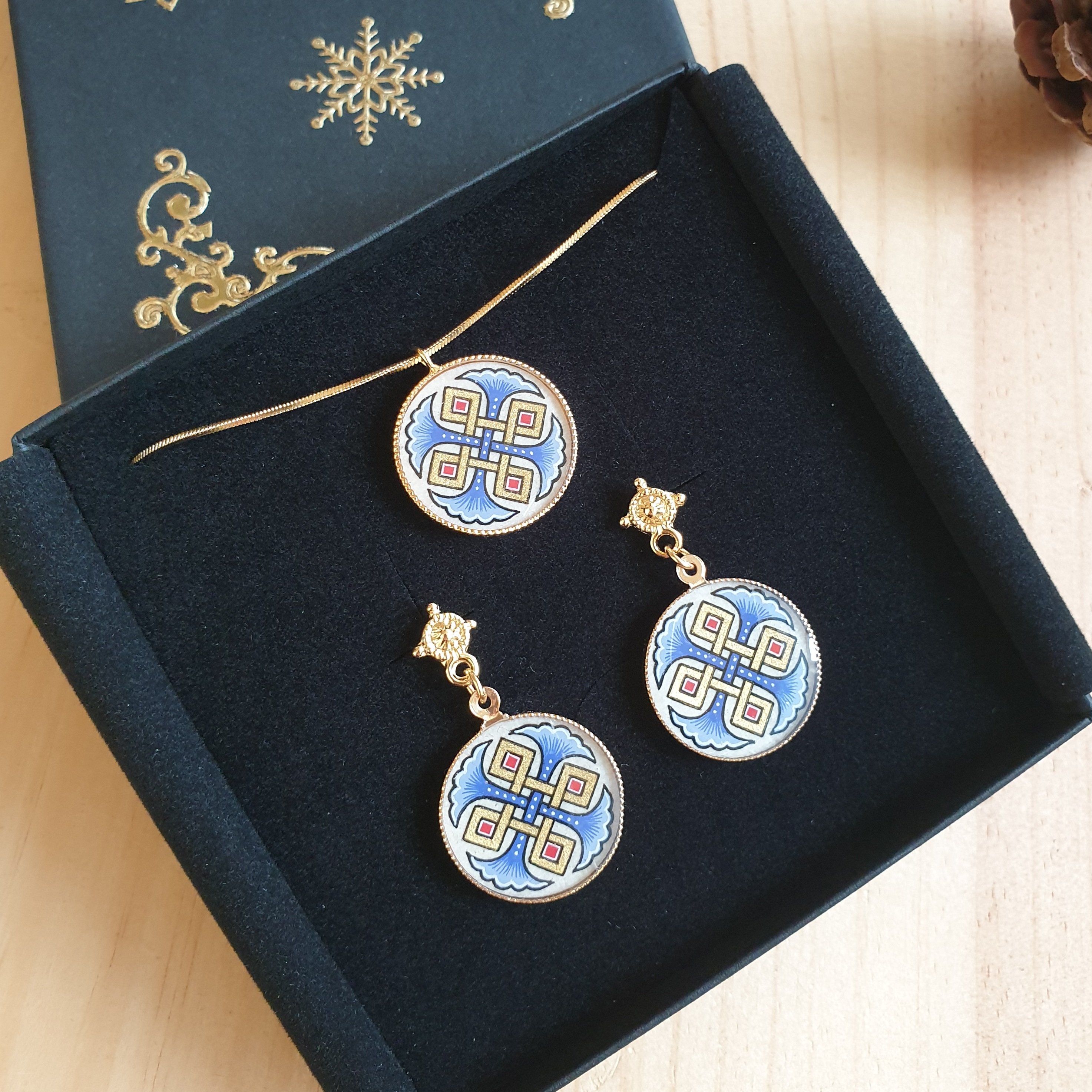 Upplysta &ouml;rh&auml;ngen med r&ouml;da eller bl&aring; palmetter och guldfl&auml;tor.