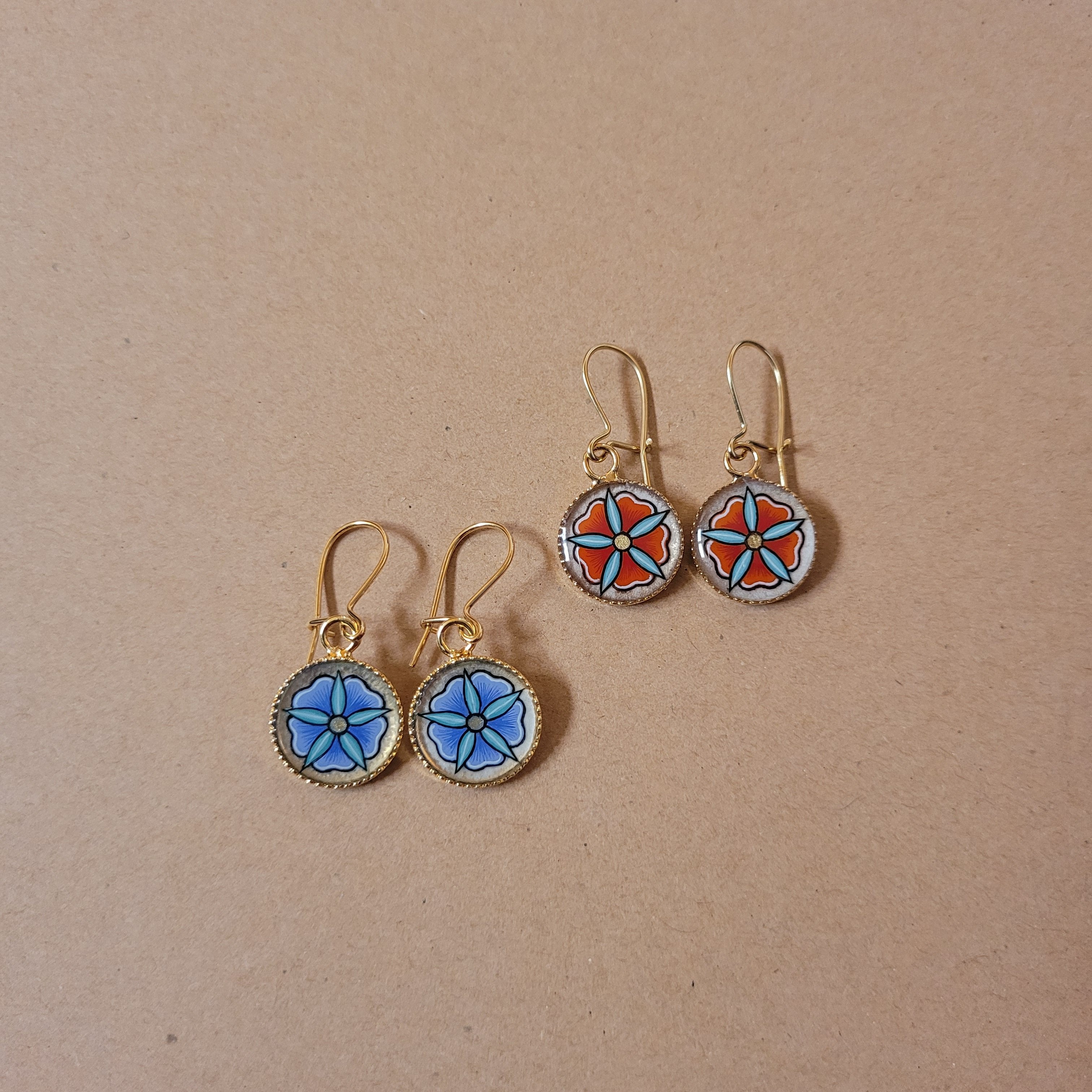 Boucles d'oreille enlumin&eacute;es petites fleurs printani&egrave;res