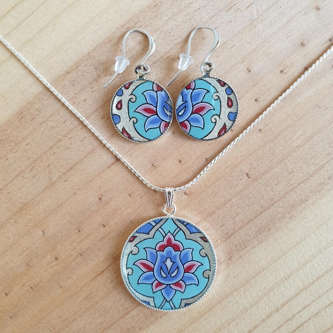 Upplyst blomma och arabeska örhängen grönt/silver/blått/rosa