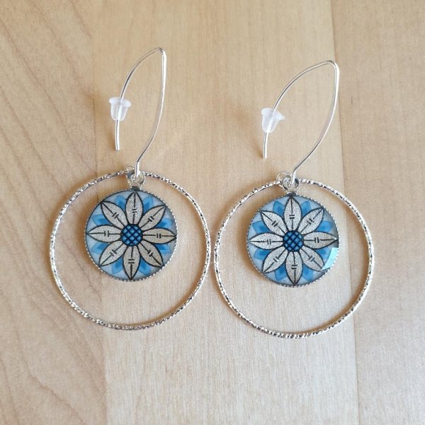 Boucles d'oreille pendantes enluminure fleur argent&eacute;e bleu paon avec anneau diamant&eacute;