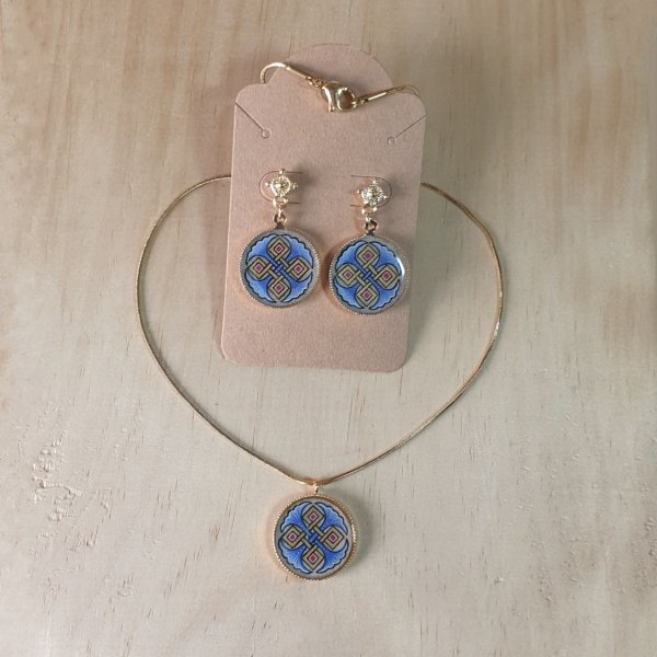 Upplysta &ouml;rh&auml;ngen med r&ouml;da eller bl&aring; palmetter och guldfl&auml;tor.