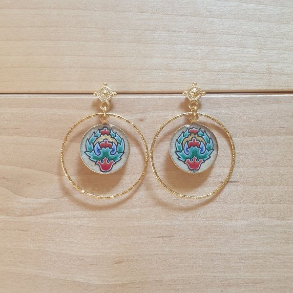 Boucles d'oreille pendantes enlumin&eacute;es fleur orientale