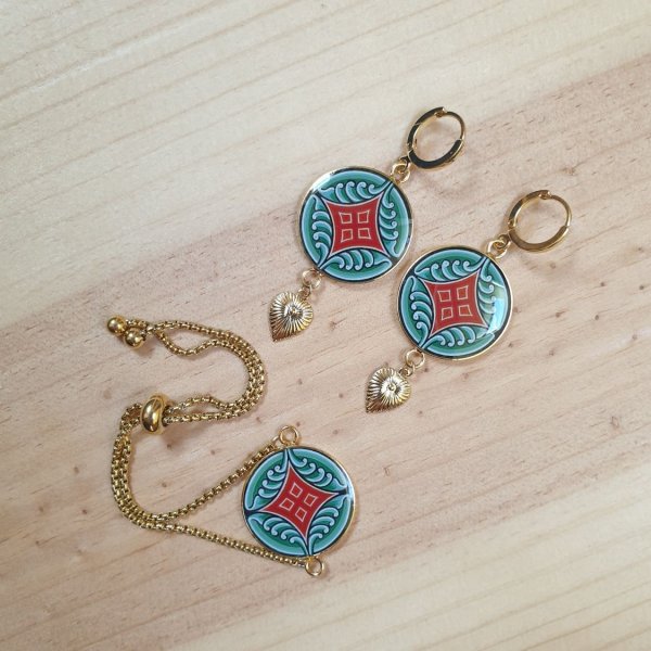 Boucles d'oreille pendantes enluminure motif v&eacute;g&eacute;tal m&eacute;di&eacute;val