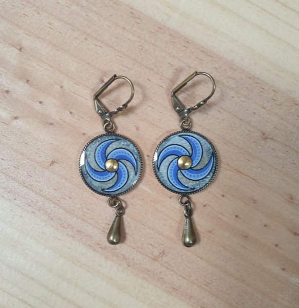 Boucles d'oreille pendantes enlumin&eacute;es spirale bleue