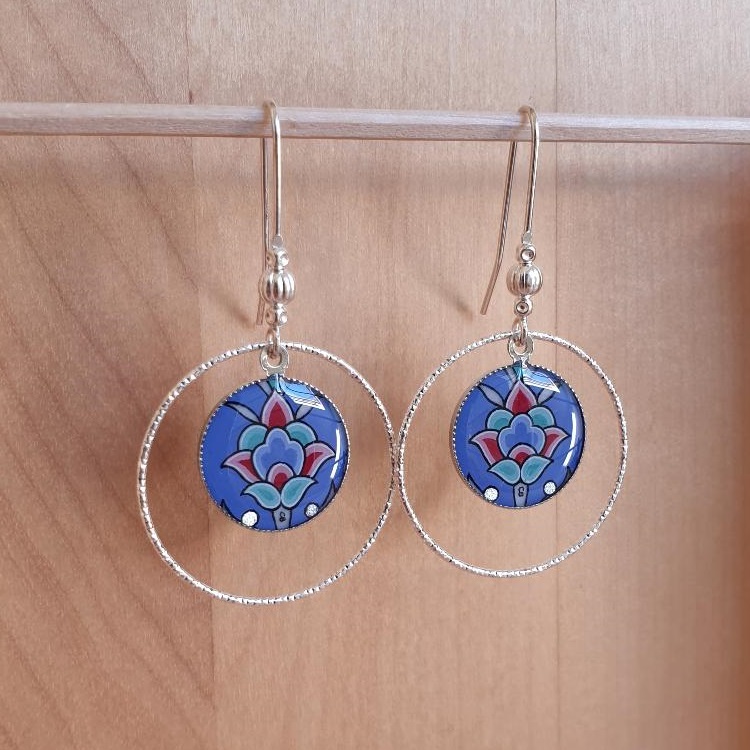 Blå/silver/grön/rosa blomma och arabesque hängande örhängen