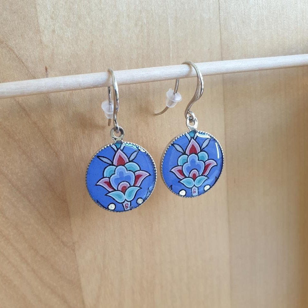 Blå/silver/grön/rosa blomma och arabeska hängande örhängen