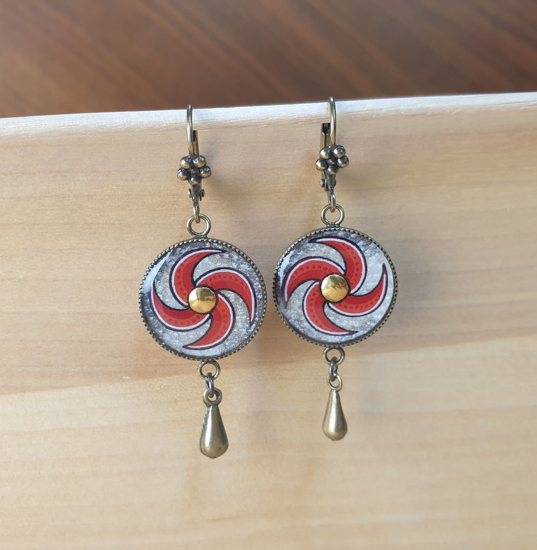 Röda spiralörhängen
