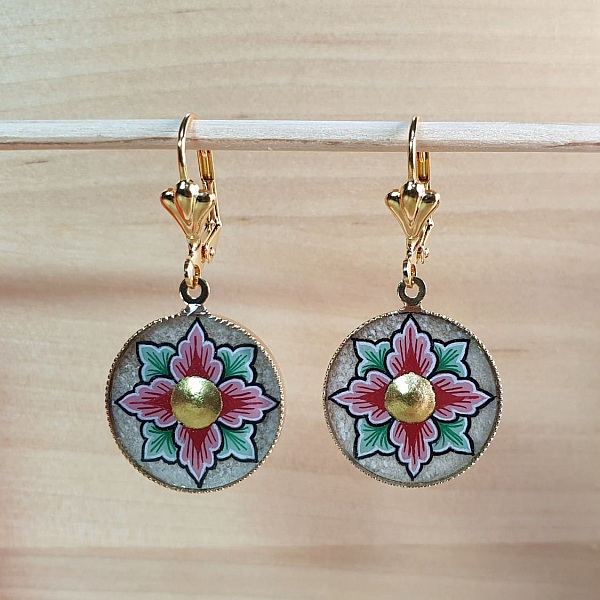 Boucles d'oreille pendantes printani&egrave;res fleur rose ou bleue