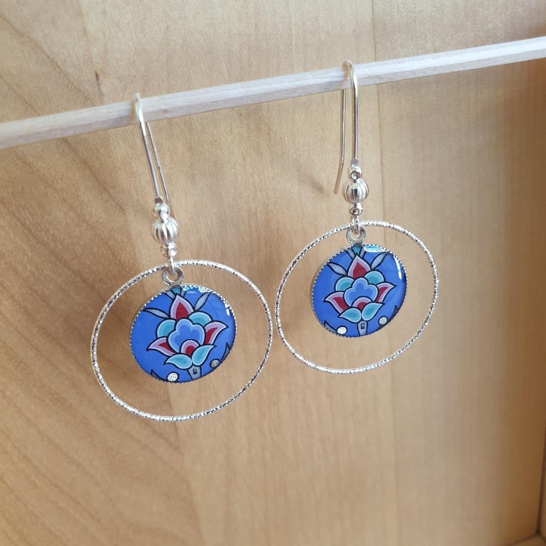 Blå/silver/grön/rosa blomma och arabesque hängande örhängen