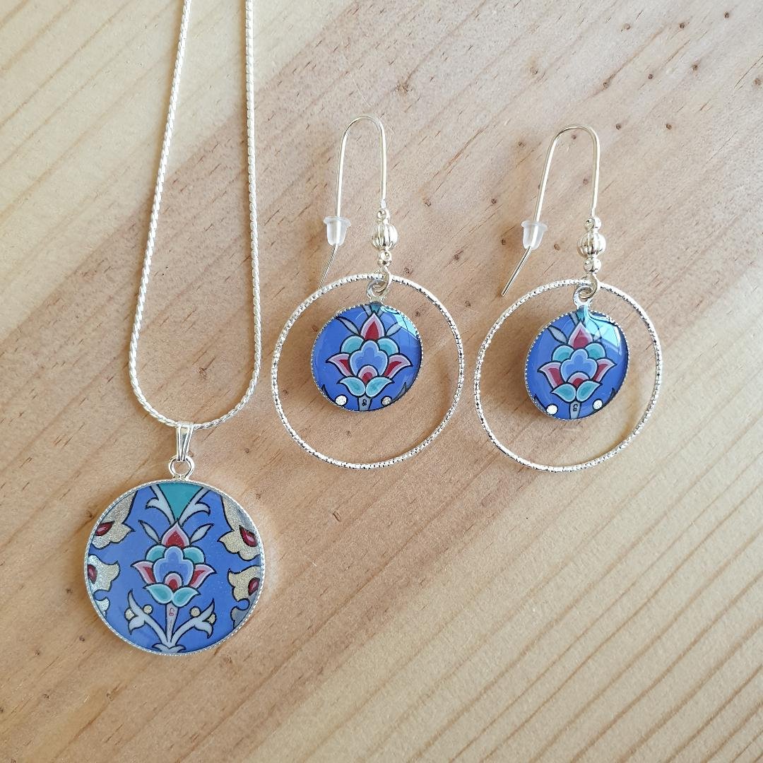 Blå/silver/grön/rosa blomma och arabesque hängande örhängen