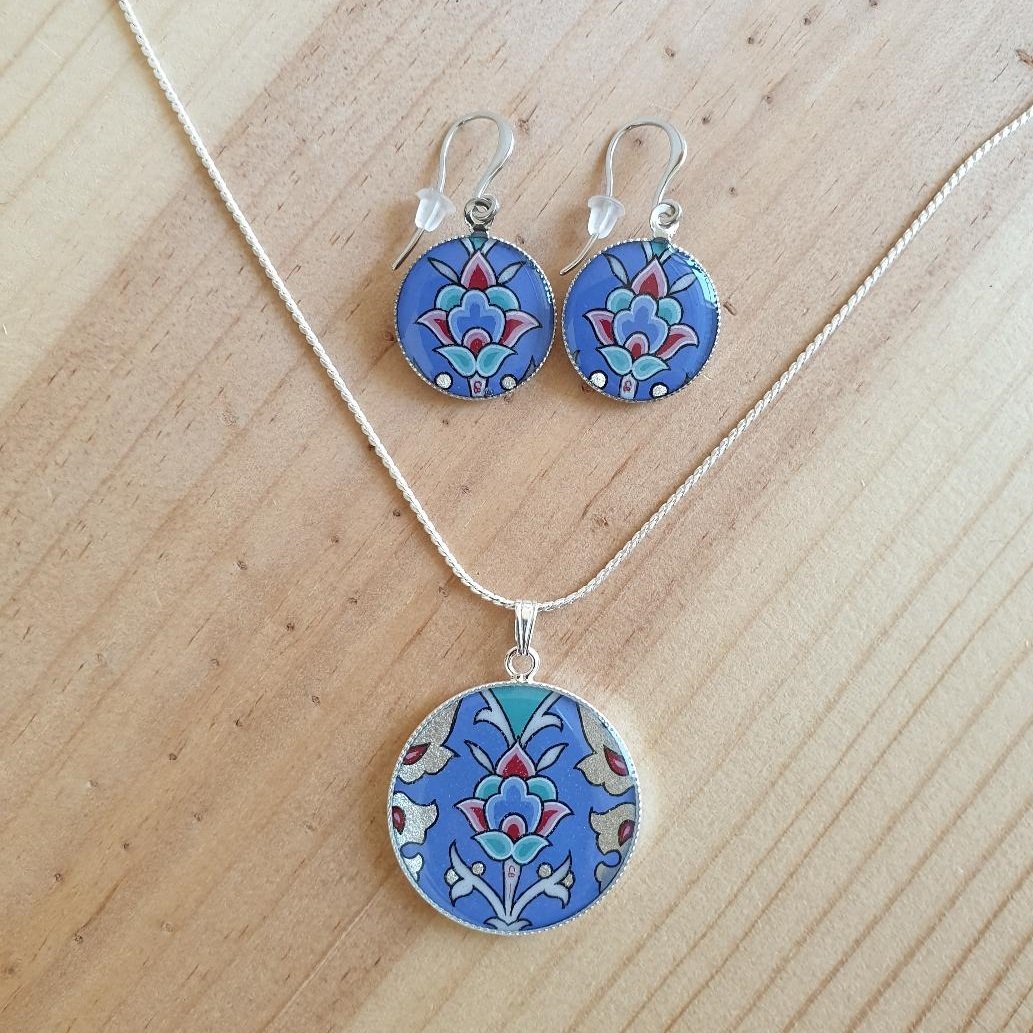 Blå/silver/grön/rosa blomma och arabeska hängande örhängen