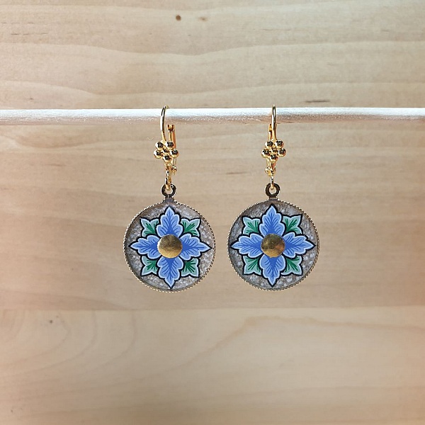 Boucles d'oreille pendantes printani&egrave;res fleur rose ou bleue