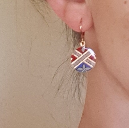 Guld/rött/blått/grönt belyst hängeörhänge i guld/rött/blått/grönt