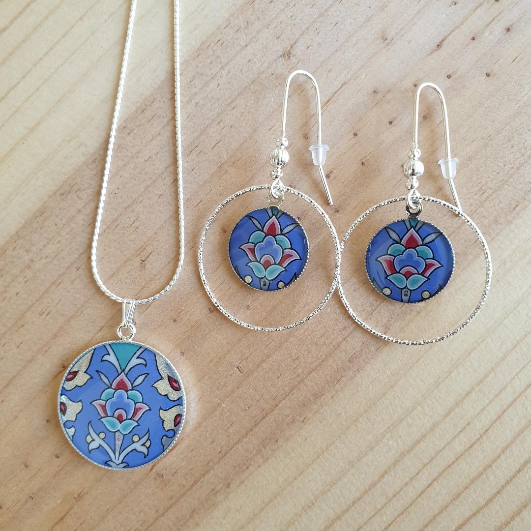 Blå/silver/grön/rosa blomma och arabesque hängande örhängen