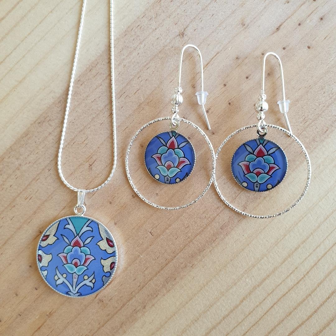 Blå/silver/grön/rosa blomma och arabesque hängande örhängen