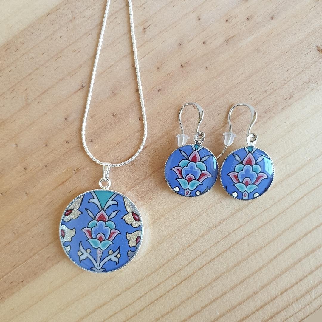 Blå/silver/grön/rosa blomma och arabeska hängande örhängen