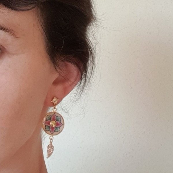 V&aring;rrosa eller bl&aring; blomma med dinglande &ouml;rh&auml;ngen