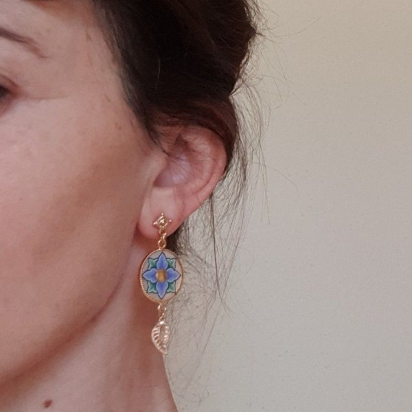 V&aring;rrosa eller bl&aring; blomma med dinglande &ouml;rh&auml;ngen