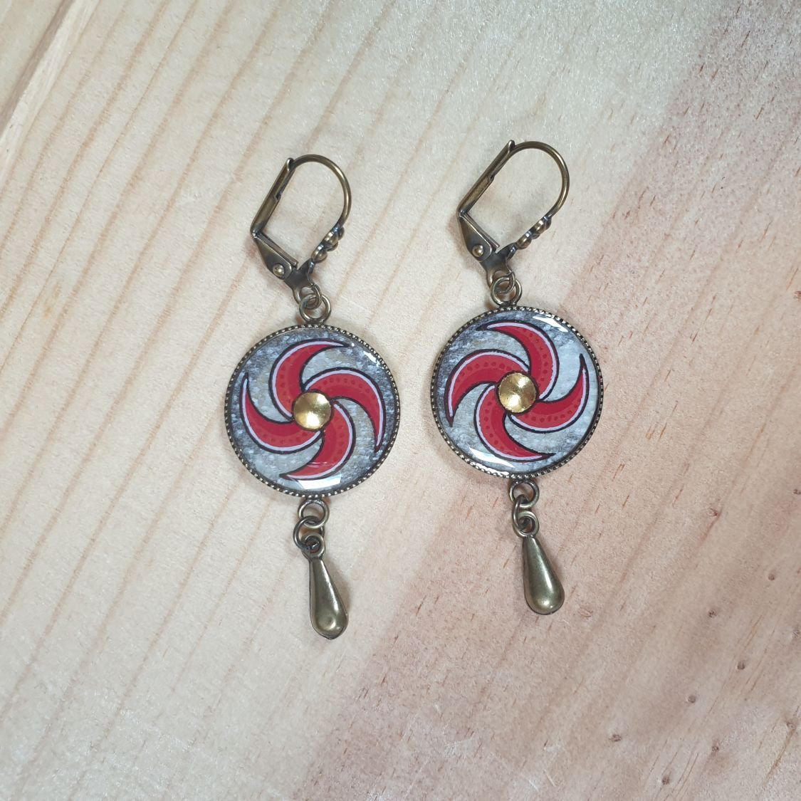 Röda spiralörhängen
