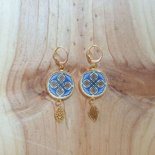 R&ouml;da eller bl&aring; palmetter och h&auml;ngande &ouml;rh&auml;ngen i guld