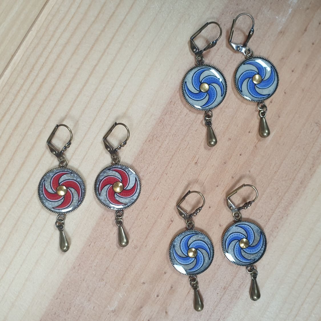 Röda spiralörhängen