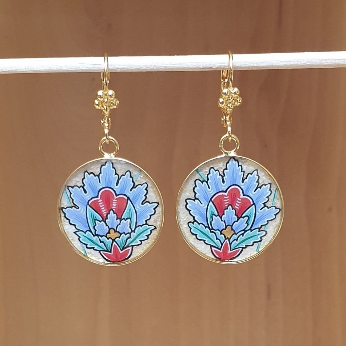 Blå orientalisk blomma hängande örhängen