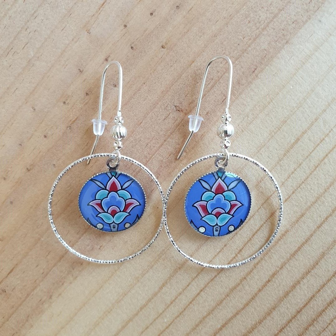 Blå/silver/grön/rosa blomma och arabesque hängande örhängen