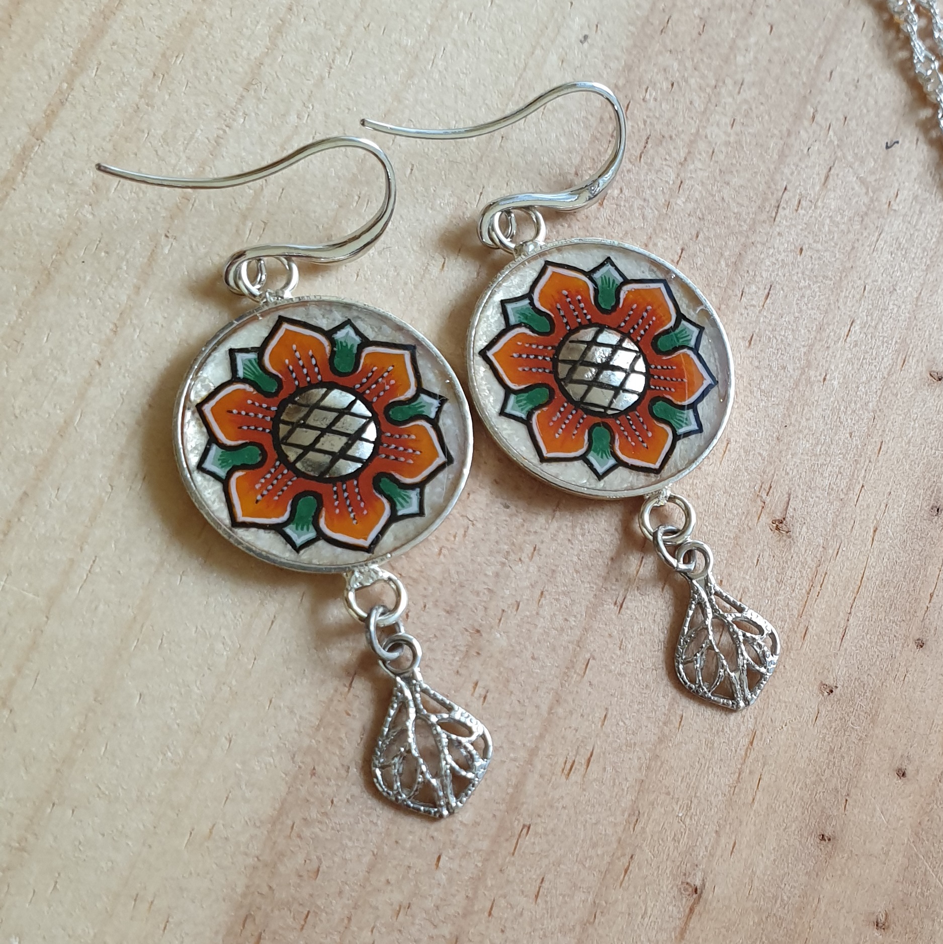 Vårblomma örhängen orange/guld vit