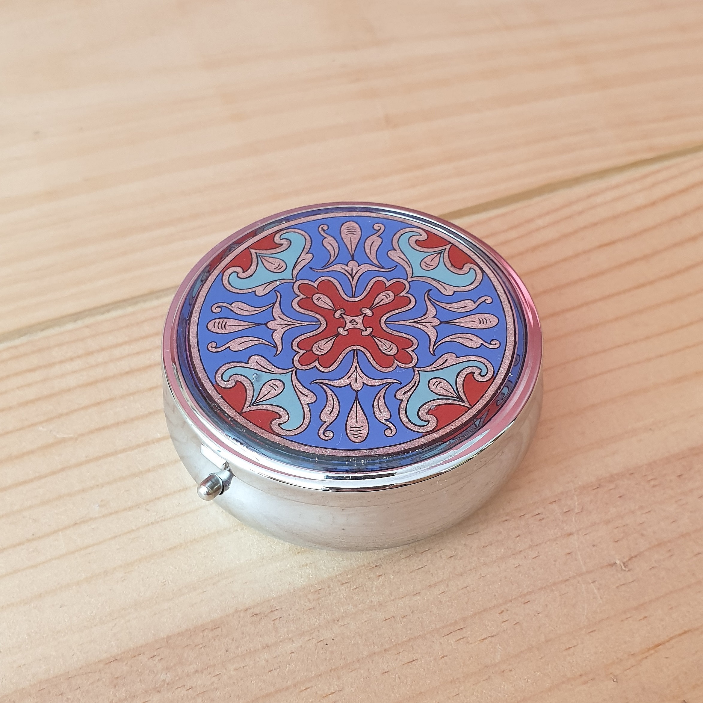 Bo&icirc;te pilulier enluminure arabesques argent