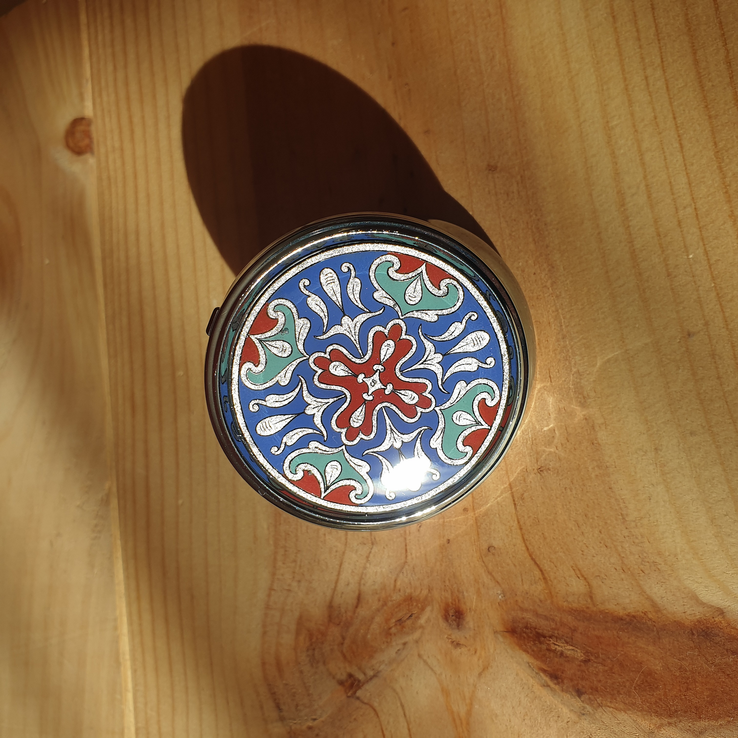 Bo&icirc;te pilulier enluminure arabesques argent