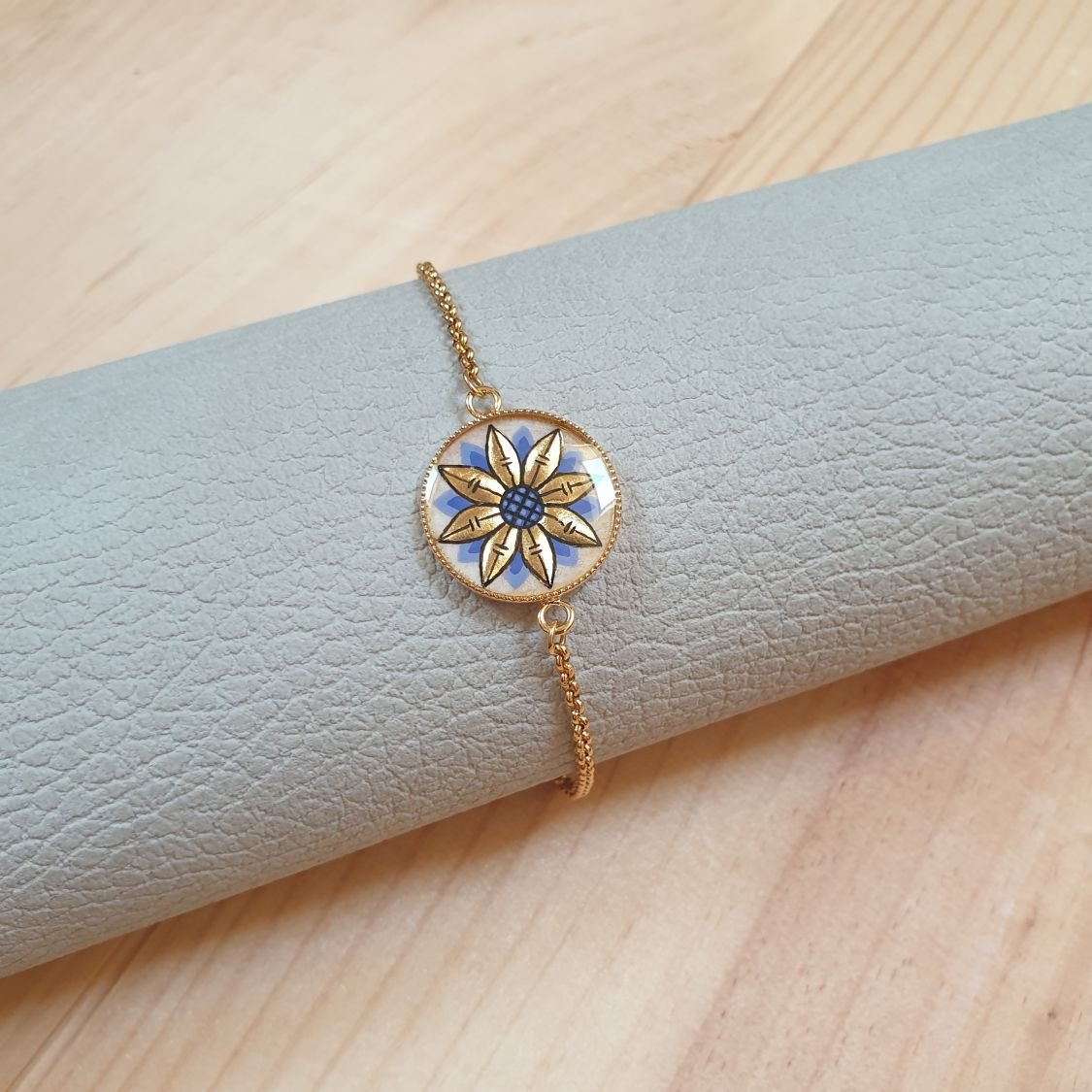 Justerbart armband med guld/blå blomdesign på guldkedja