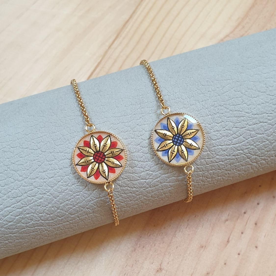 Justerbart armband med guld/blå blomdesign på guldkedja