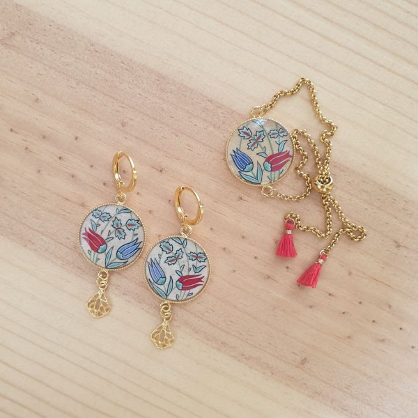 Bracelet r&eacute;glable enluminure tulipes