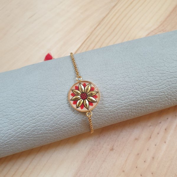 Justerbart armband med guld/bl&aring; blomdesign p&aring; guldkedja