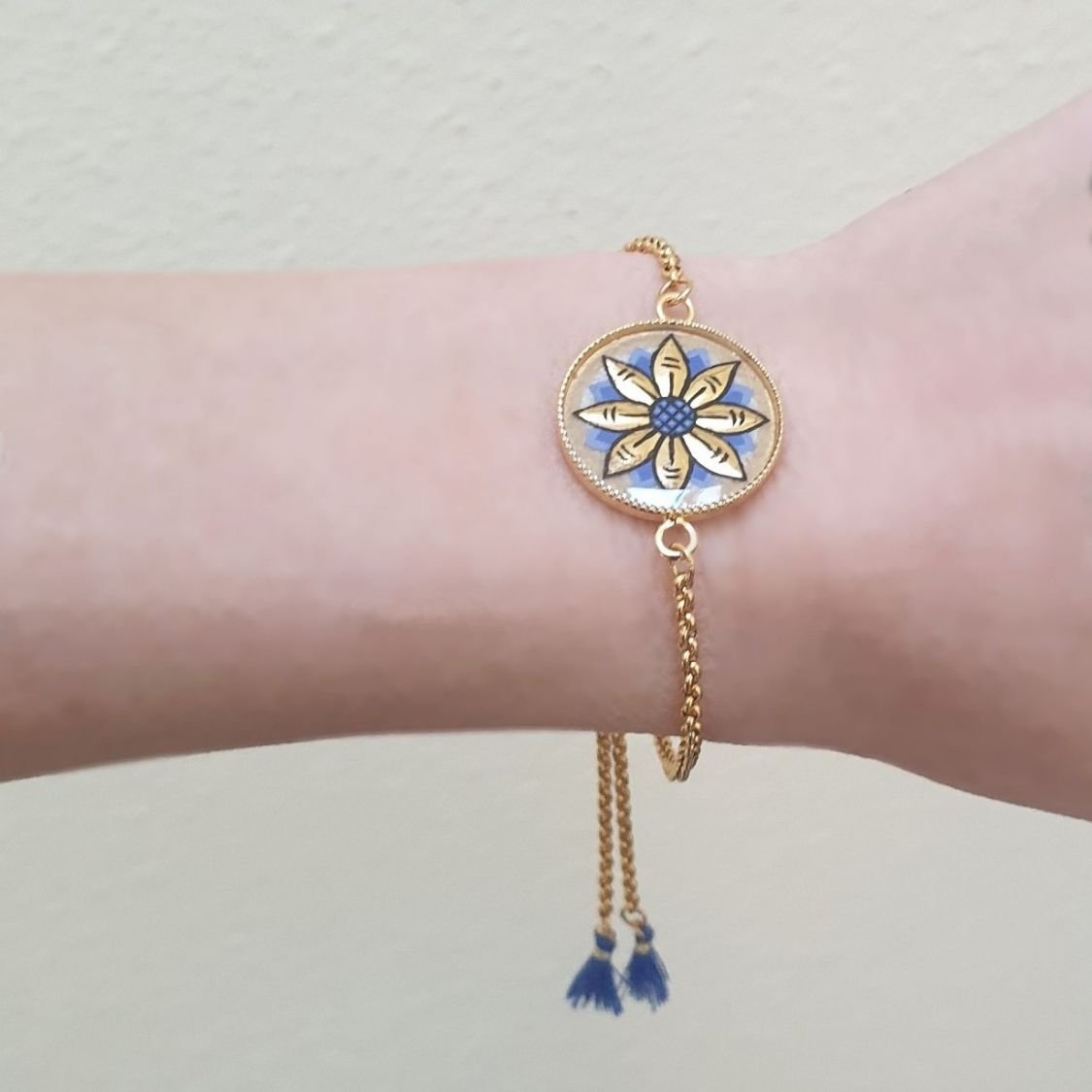 Justerbart armband med guld/blå blomdesign på guldkedja