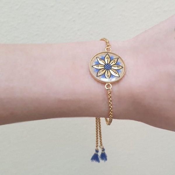 Justerbart armband med guld/bl&aring; blomdesign p&aring; guldkedja
