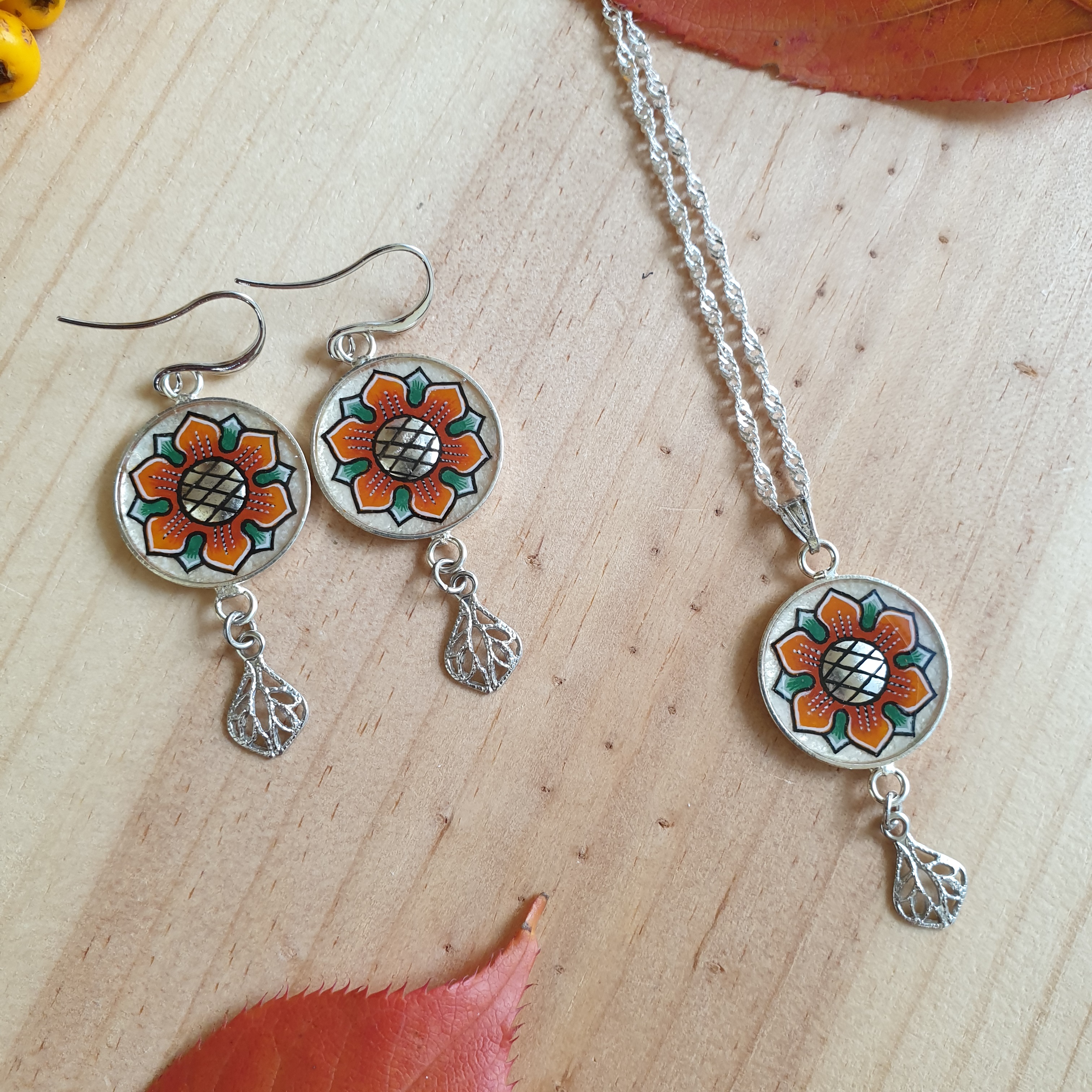 Halsband med orange/gyllene vårblomma på silverkedja