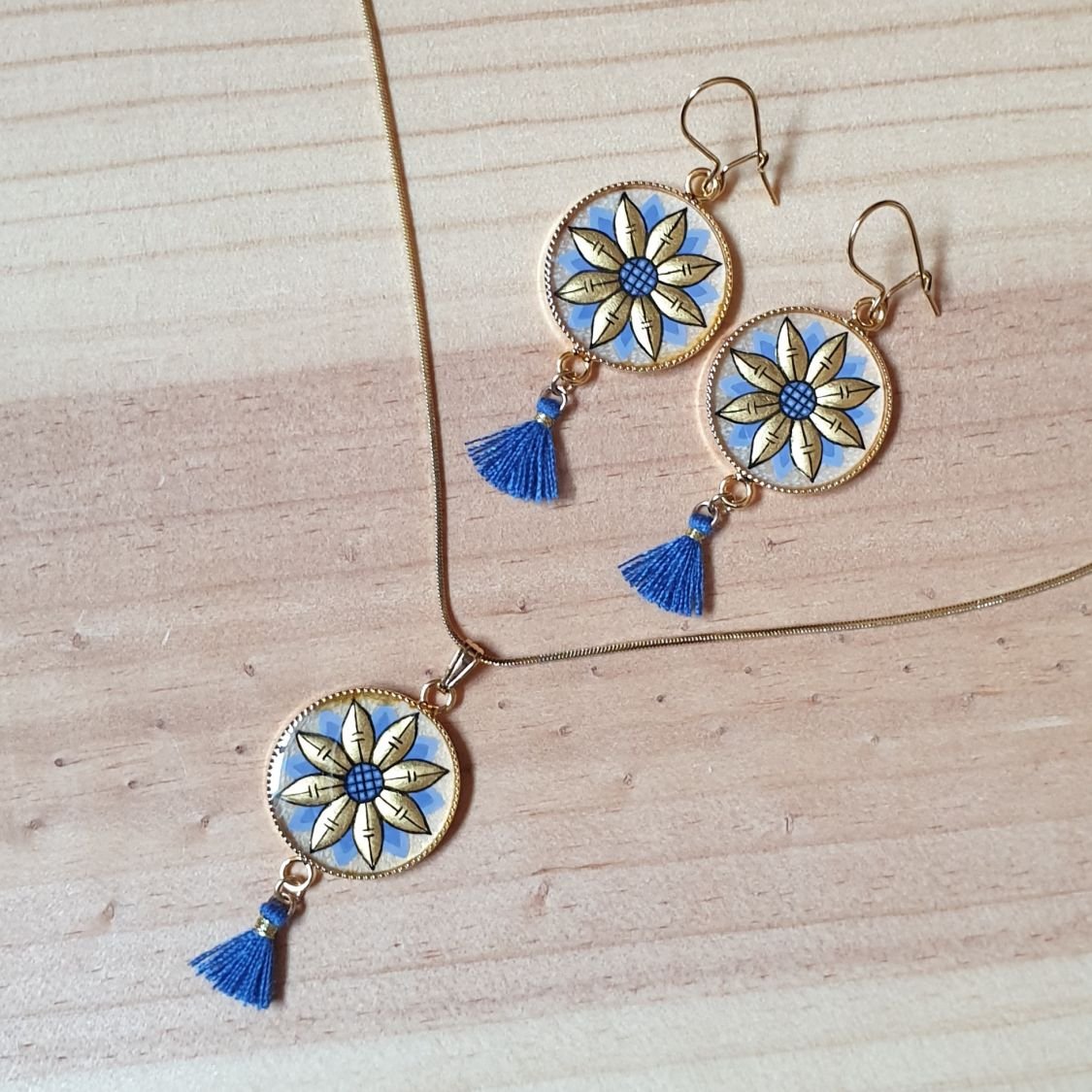 Guld/blått blomsterhalsband med hänge på guldkedja