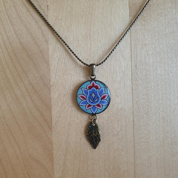 Halsband med gr&ouml;n/bl&aring;/rosa blomma p&aring; silverkedja