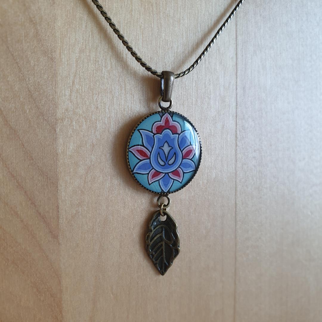 Halsband med grön/blå/rosa blomma på silverkedja
