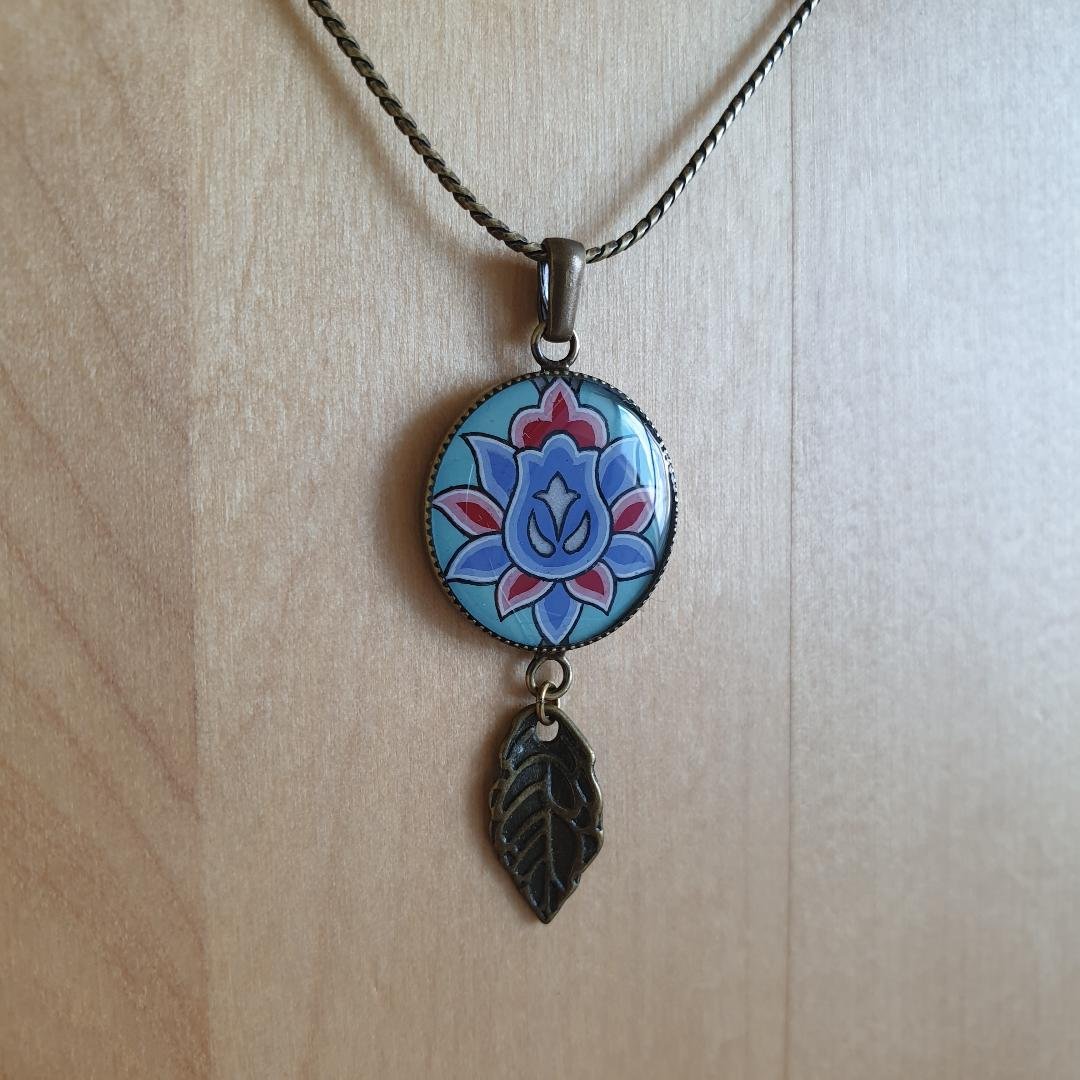Halsband med grön/blå/rosa blomma på silverkedja