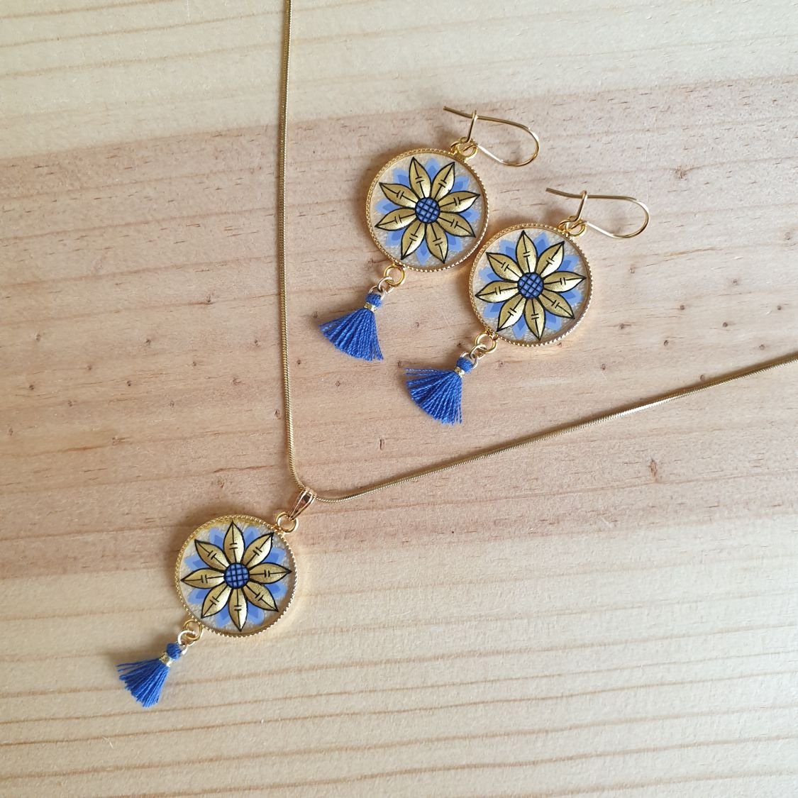 Guld/blått blomsterhalsband med hänge på guldkedja