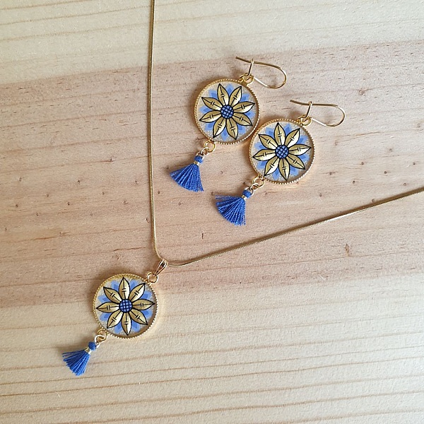 Guld/bl&aring;tt blomsterhalsband med h&auml;nge p&aring; guldkedja