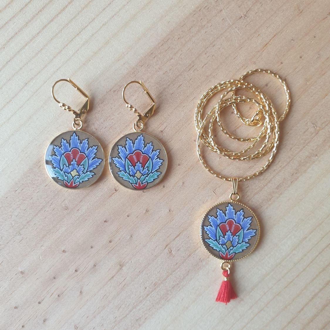 Halsband hänge belyst blå orientalisk blomma
