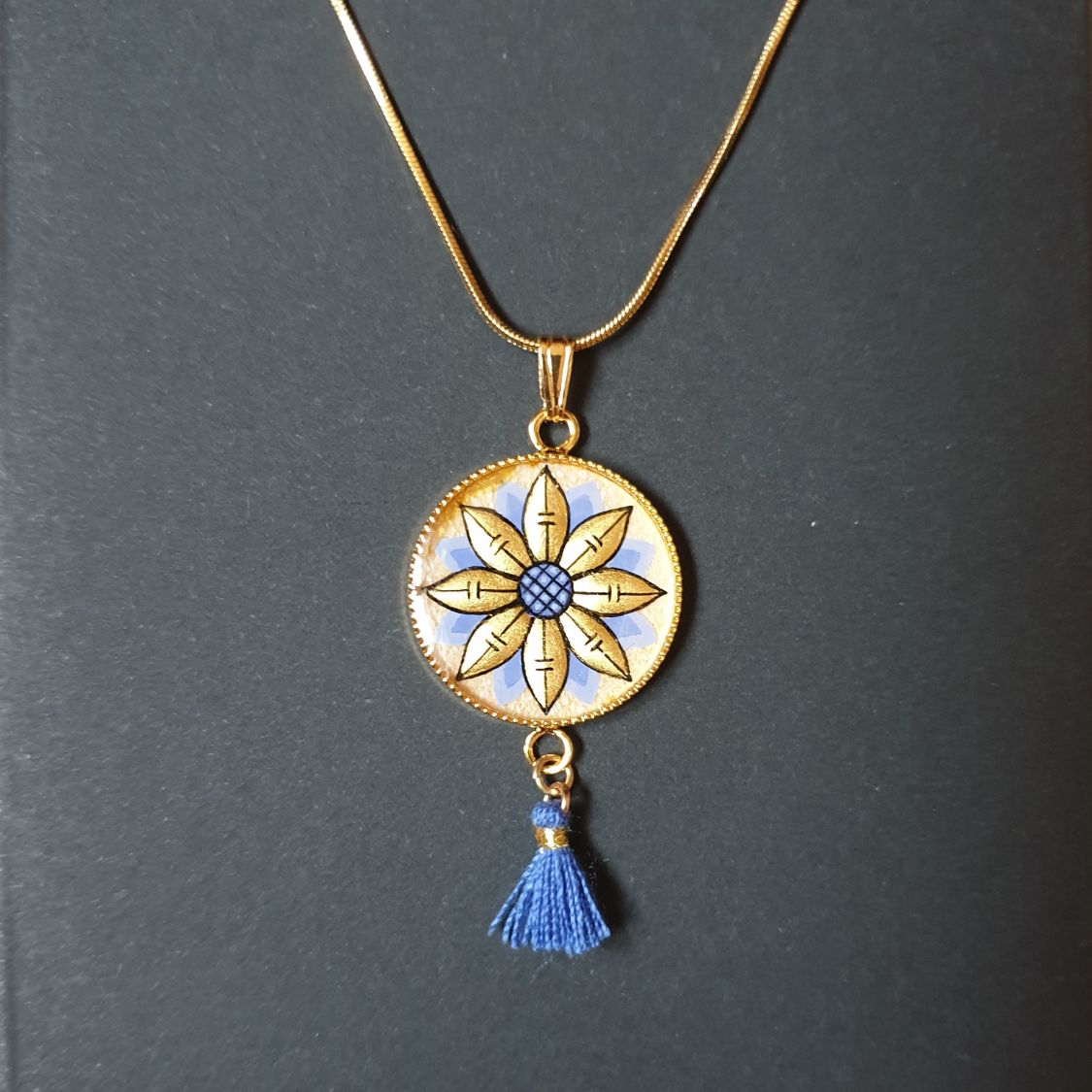 Guld/blått blomsterhalsband med hänge på guldkedja