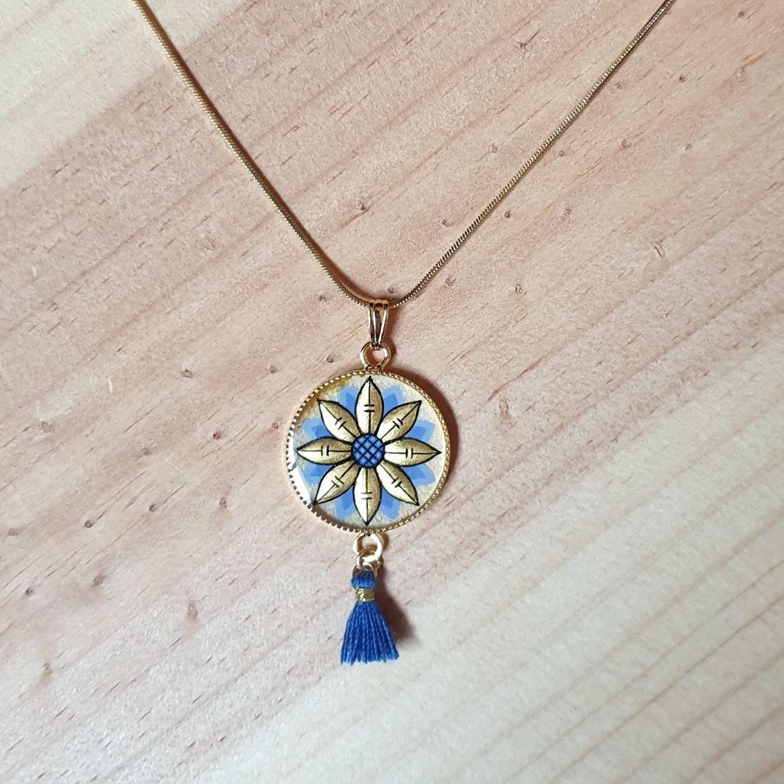 Guld/blått blomsterhalsband med hänge på guldkedja