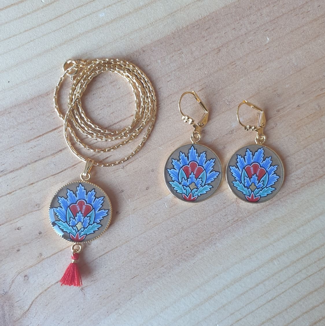 Halsband hänge belyst blå orientalisk blomma