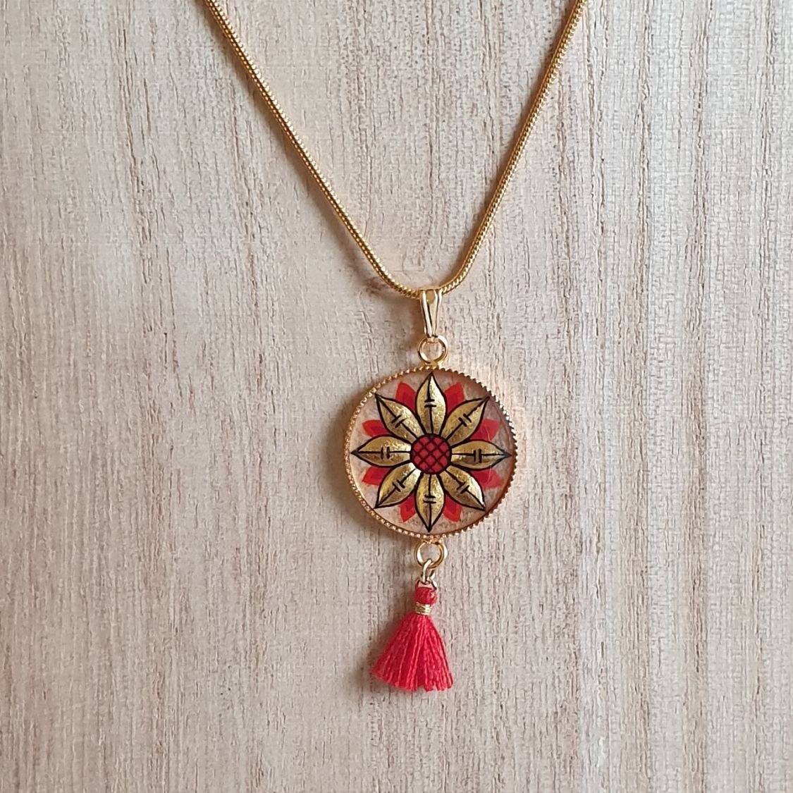 Guld/blått blomsterhalsband med hänge på guldkedja