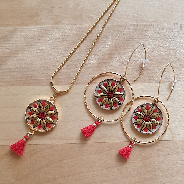 Guld/bl&aring;tt blomsterhalsband med h&auml;nge p&aring; guldkedja